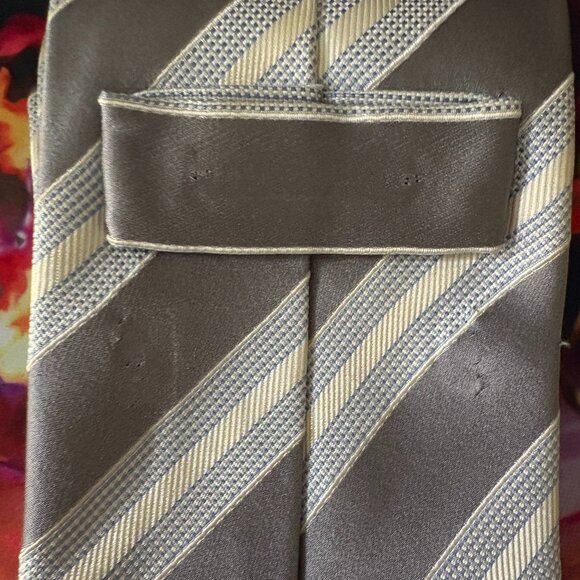 Donald J. Trump Signature Collection Neck Tie. 100% Silk. White, Gray, Gold - Picture 6 of 6